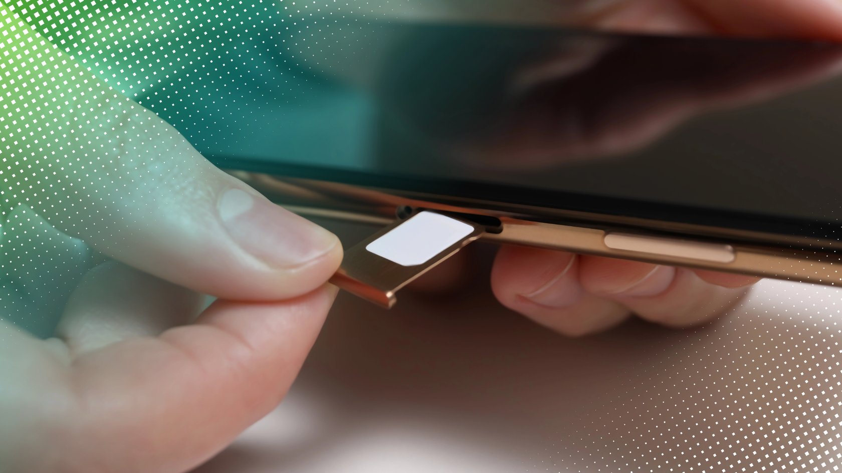 Hand führt SIM-Karte in Smartphone ein.