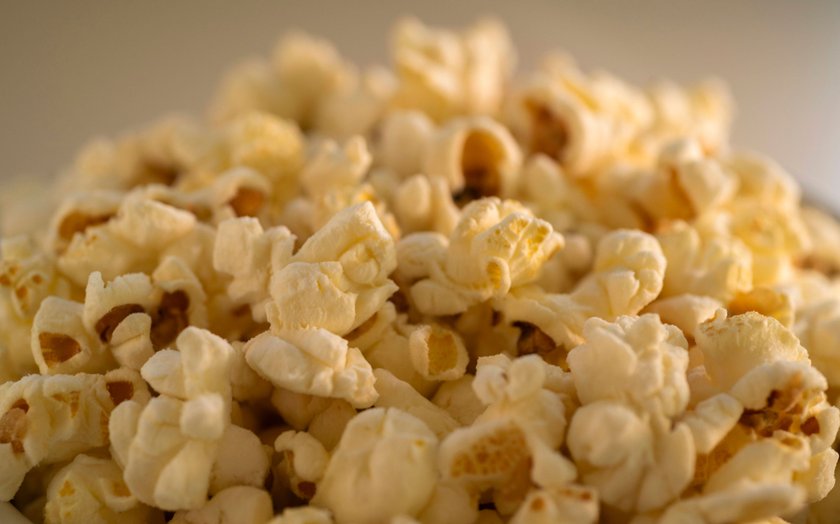 Ein Haufen goldbraunes Popcorn