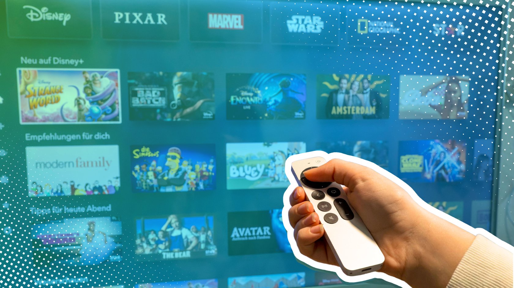 Disney+ auf einem Samsung TV. Eine Hand mit Fernbedienung im Vordergrund.