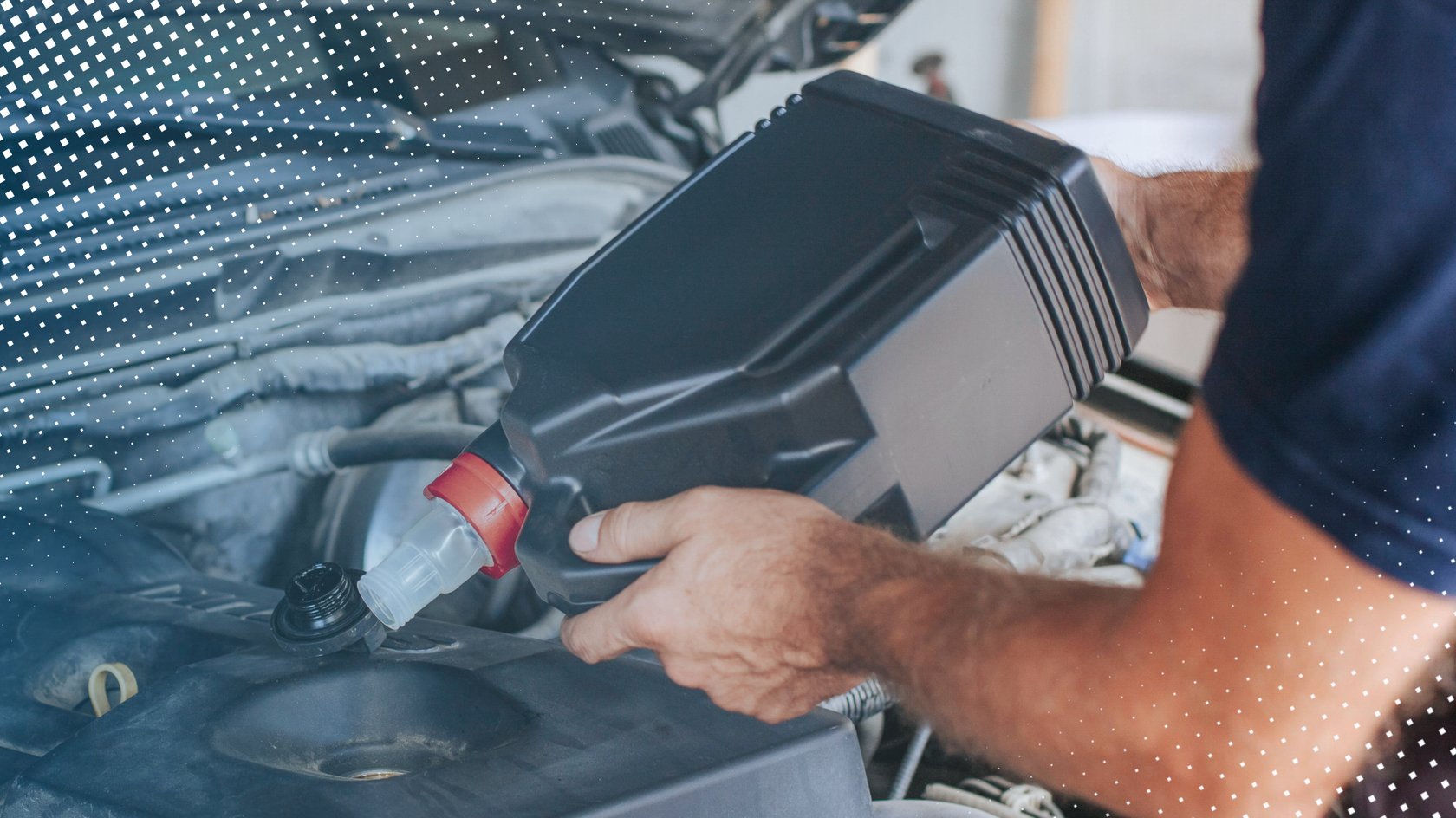 Neues Motoröl wird in die Öffnung unter der Motorhaube gekippt.
