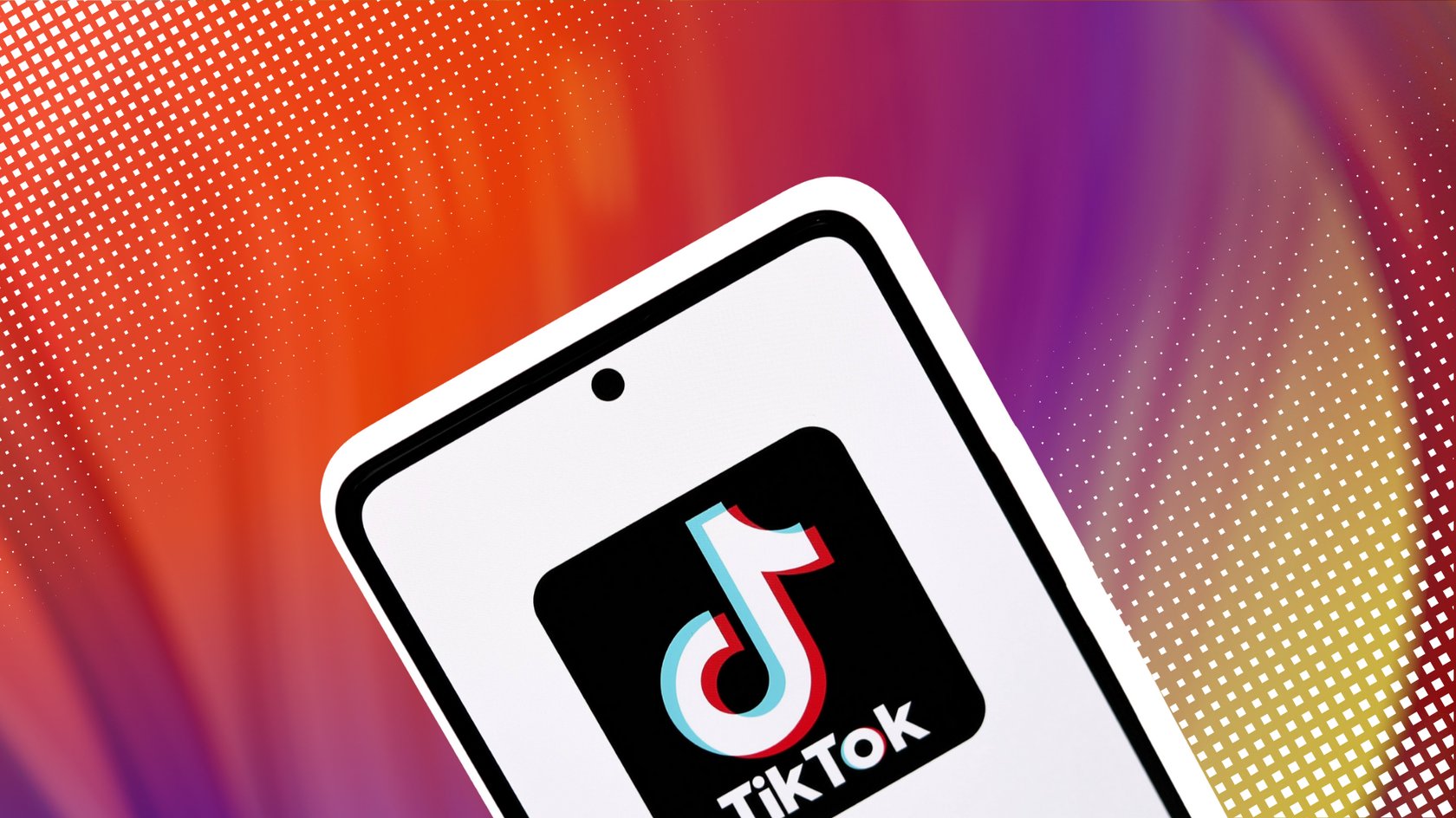Nahaufnahme eines Smartphones, das das TikTok-Logo auf dem Bildschirm anzeigt. Das Logo besteht aus einer weißen Musiknote mit roten und türkisfarbenen Schatten auf einem schwarzen Quadrat. Unter dem Logo steht der Schriftzug "TikTok".
