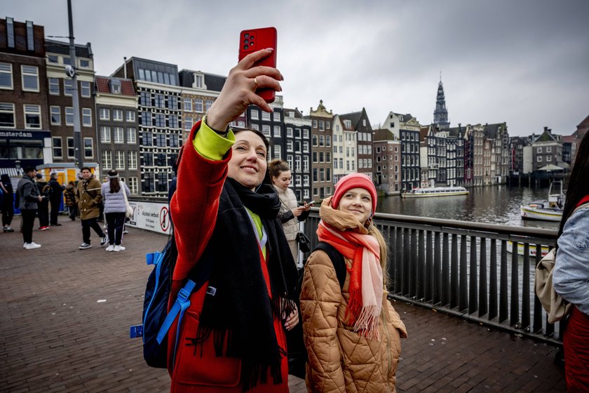 Frau In Amsterdam mit Handy