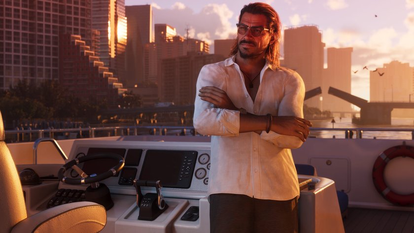 Raul Bautista aus GTA 6 auf einem Boot vor einer Stadt.