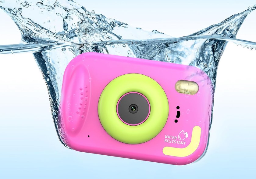 Eine pinkfarbende wasserdichte Kamera für Kinder von Usteetic, die gerade in Wasser getaucht wird.