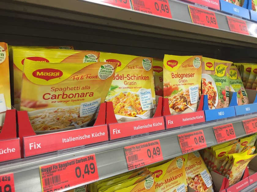 Rote und gelbe Preisschilder