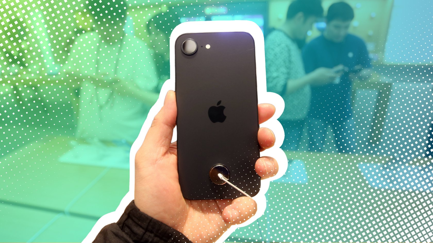 Das neue iPhone 16e in einer Hand.