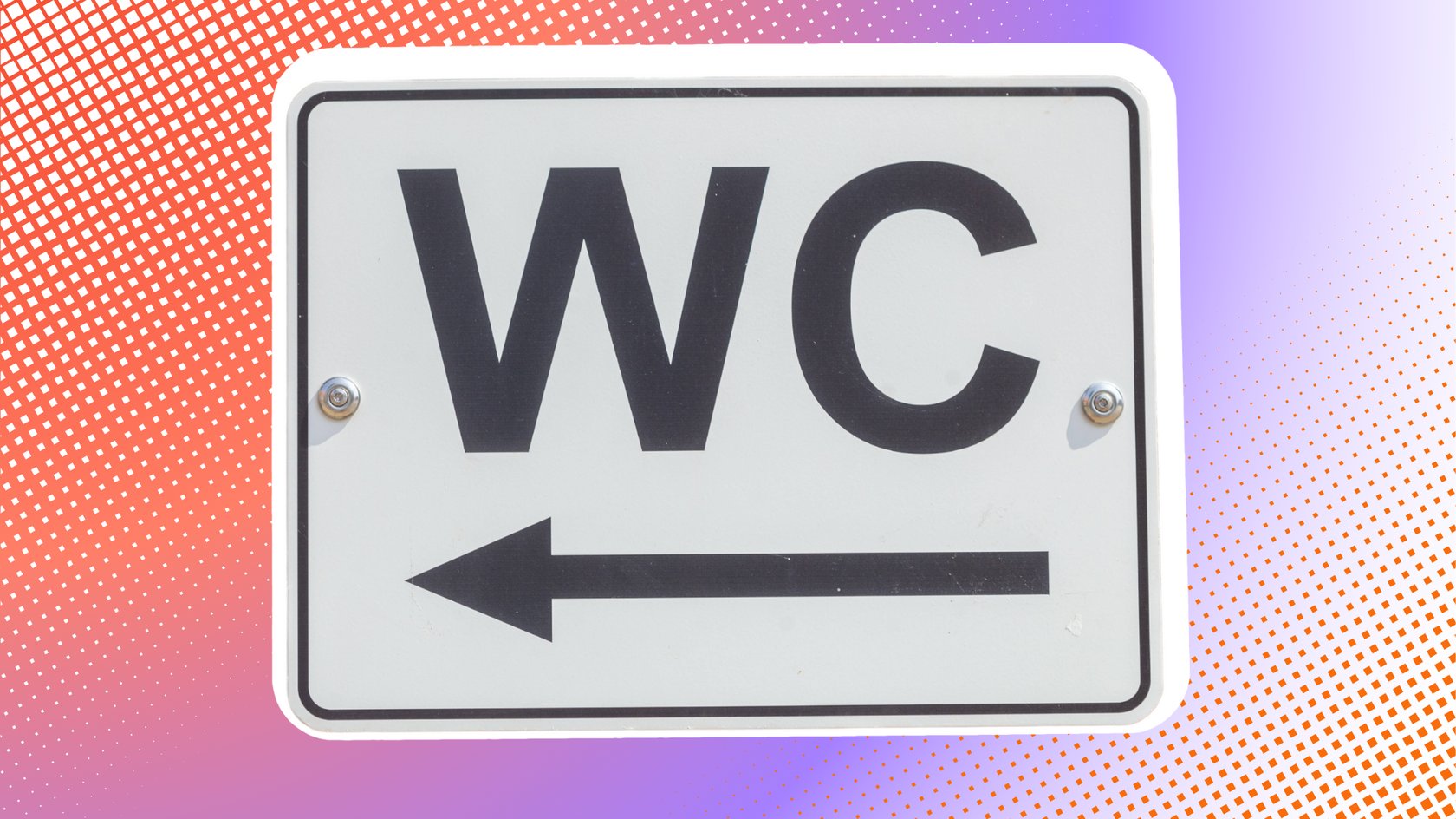 Ein weißes Schild mit der Aufschrift "WC" und einem Pfeil nach links.