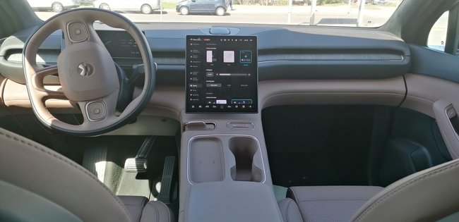 Cockpit im Nio EL6 – Ansicht von der Rückbank Cockpit im Nio EL6 – Ansicht von der Rückbank