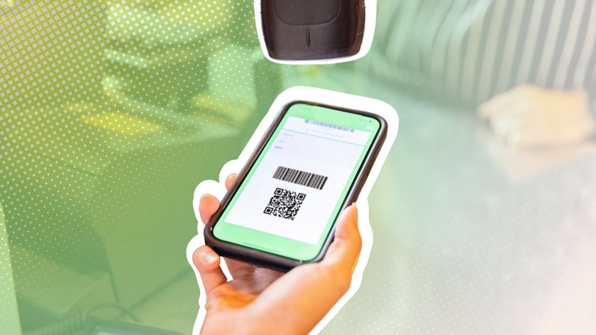 Smartphone mit QR Code an der Kasse