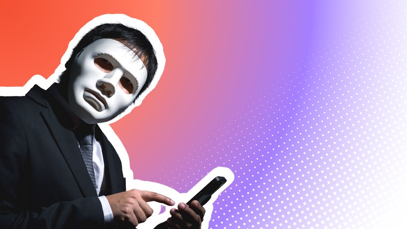 Person in einem dunklen Anzug und Krawatte, trägt eine weiße Gesichtsmaske und hält ein Smartphone in der Hand, während er auf den Bildschirm zeigt. Der Hintergrund ist in einem Farbverlauf von Orange zu Violett mit einem Muster aus kleinen, weißen Punkten gestaltet.