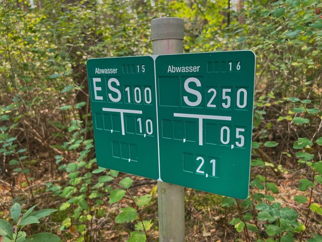 Gr&#x00FC;ne&#x20;Schilder&#x20;zeigen&#x20;Abwassersysteme&#x20;unter&#x20;Druck.