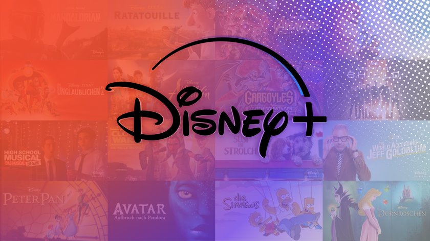 Das Logo von Disney+ steht im Vordergrund, während im Hintergrund eine Collage verschiedener Disney-Filme und -Serien wie "The Mandalorian", "Ratatouille", "Aladdin", "Die Unglaublichen 2" und "Die Simpsons" sichtbar ist. Der Hintergrund ist in einem orange-violetten Farbverlauf gehalten.