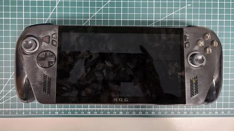 Xbox-Handheld von ASUS auf einem Tisch liegend mit Display nach oben.