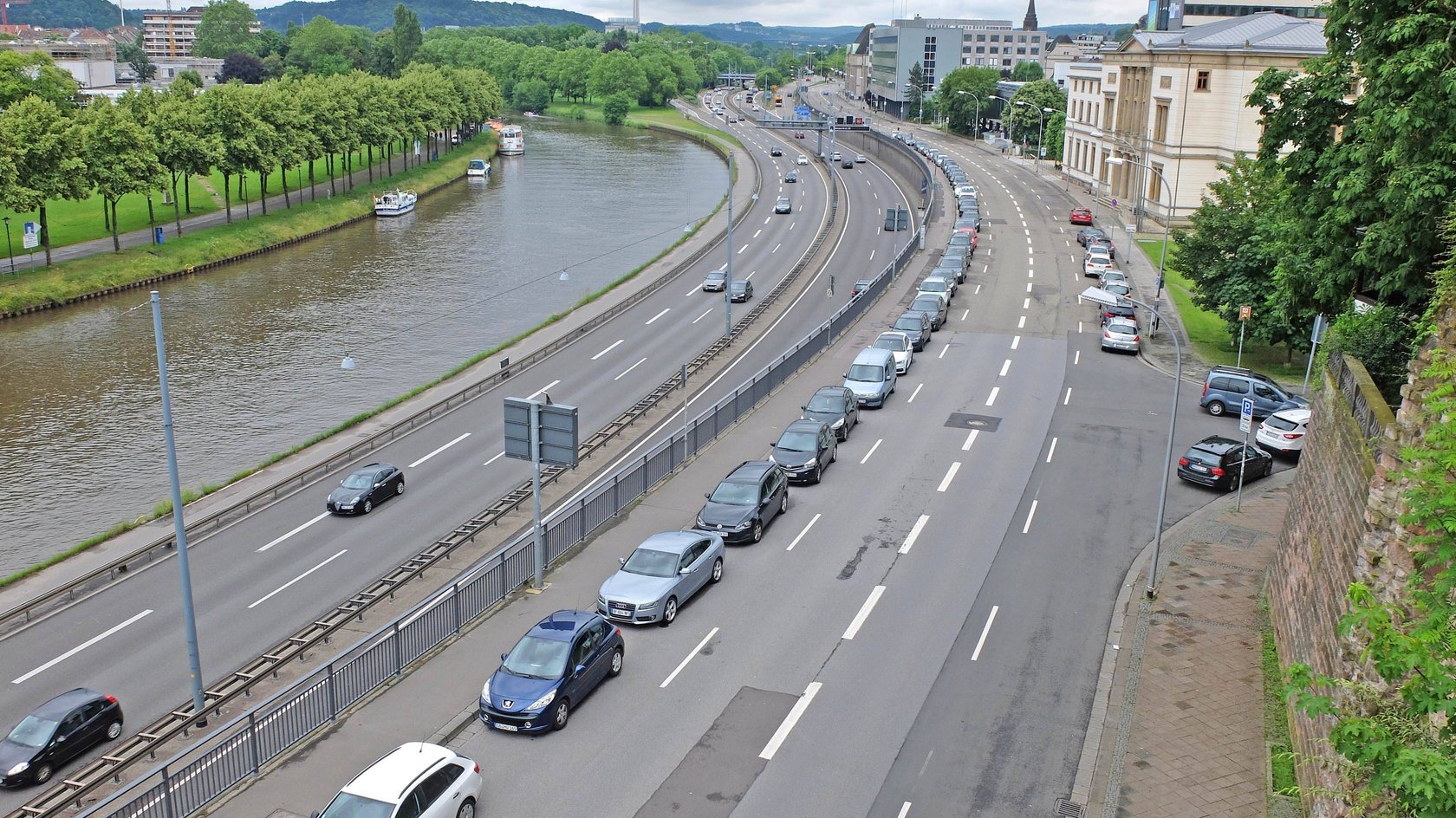 Straßenverkehr in Saarbrücken.