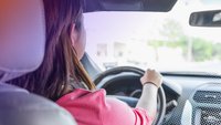 Sicher unterwegs mit der richtigen Position: So sitzt ihr als Autofahrer richtig