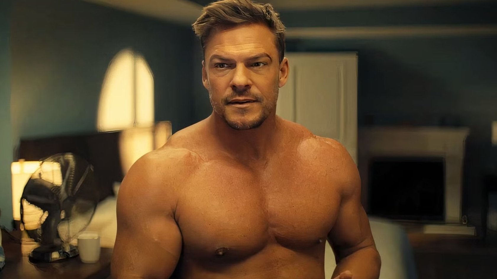 Alan Ritchson als Jack Reacher in der gleichnamigen Serie.
