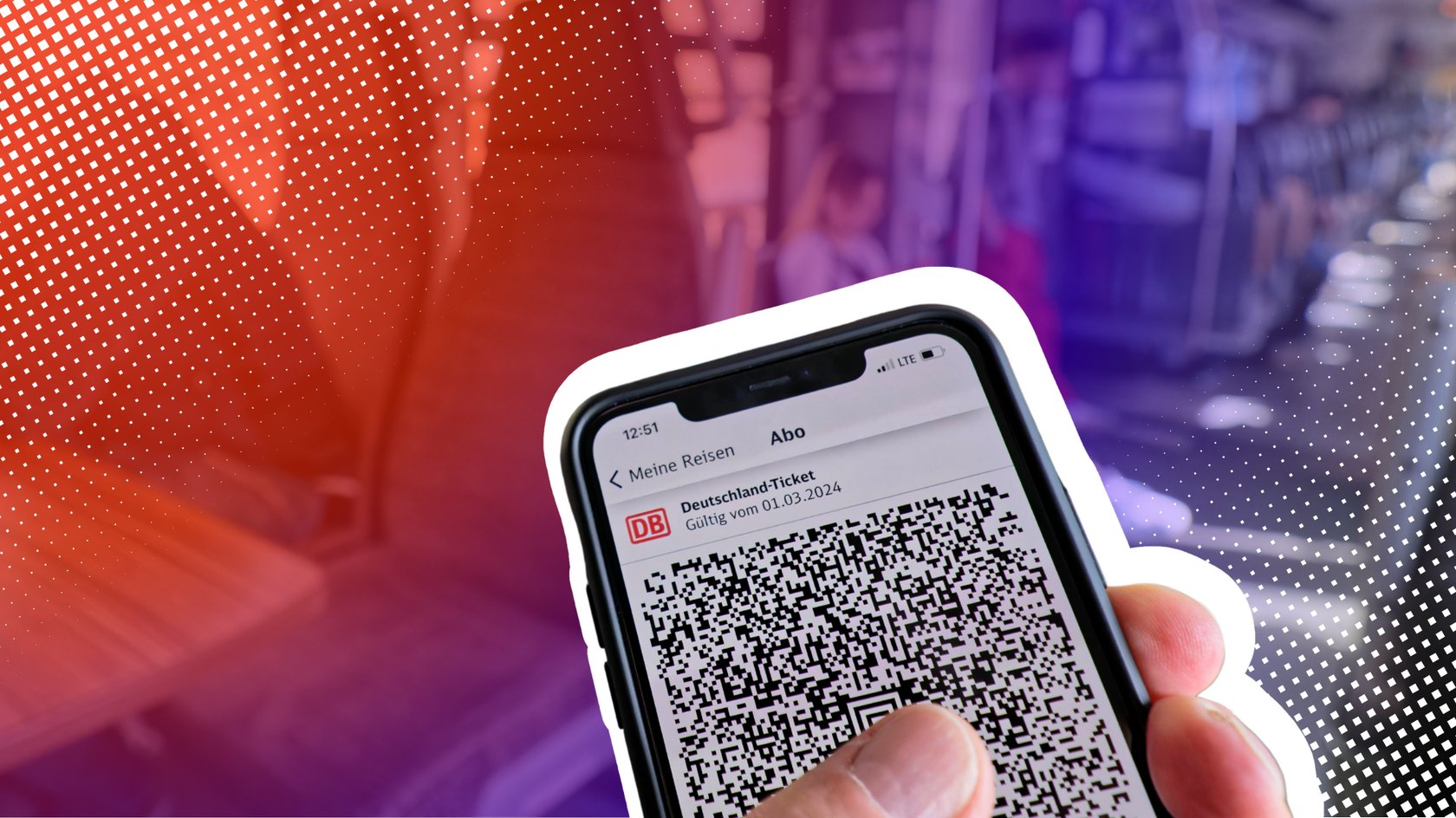 Hand mit Smartphone zeigt Deutschlandticket in einem Zug