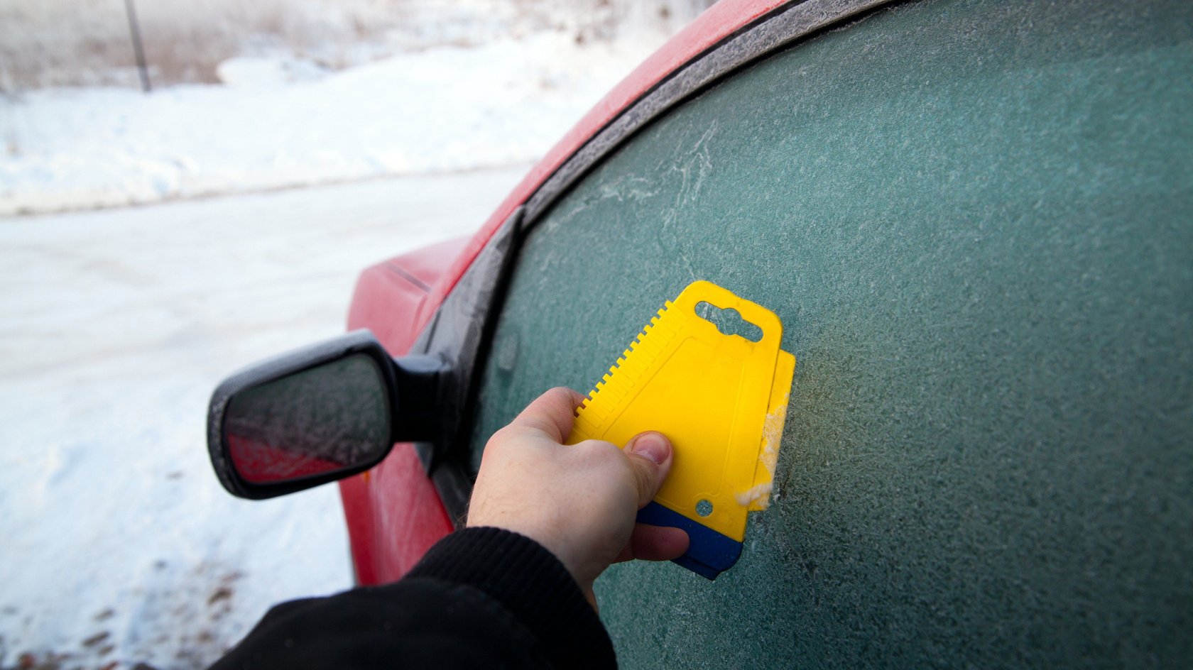 Mit selbstgemachtem Scheibenenteiser spart ihr euch das lästige Kratzen am morgen.