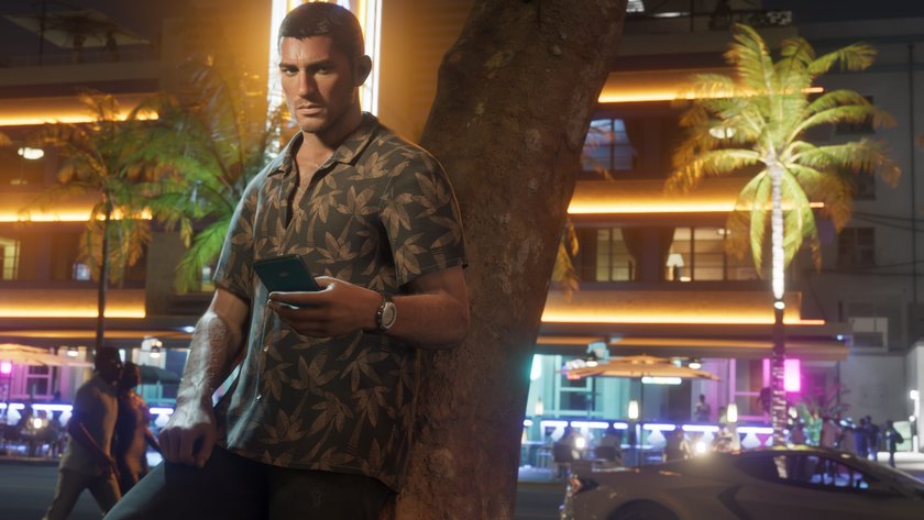 Jason Duval aus GTA 6 lehnt an einer Palme bei Nacht im Hawaiihemd.