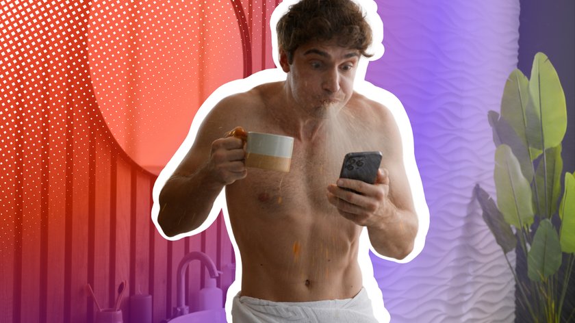 Ein Mann mit nacktem Oberkörper, der ein Handtuch um die Hüften trägt, spuckt überrascht Kaffee auf sein Smartphone. Der Hintergrund zeigt ein Badezimmer mit einer stilisierten Wand und einer Pflanze. Eine rot-violette Farbüberlagerung mit Punktmuster ergänzt das Bild.