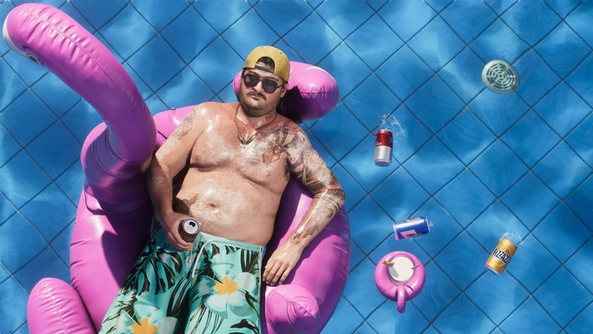 Cal Hampton aus GTA 6 im Pool auf einem Flamingo
