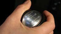 Ob Fahranfänger oder Profi: Diese typischen Fehler beim Schalten versauen euch den Wagen