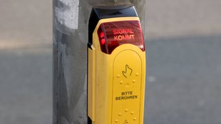 Ihr drückt immer den Knopf unten an der Fußgänger-Ampel? Dafür ist er wirklich da