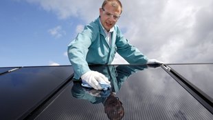 Balkonkraftwerk reinigen: Mehr Leistung und Geld für die heimische Photovoltaikanlage