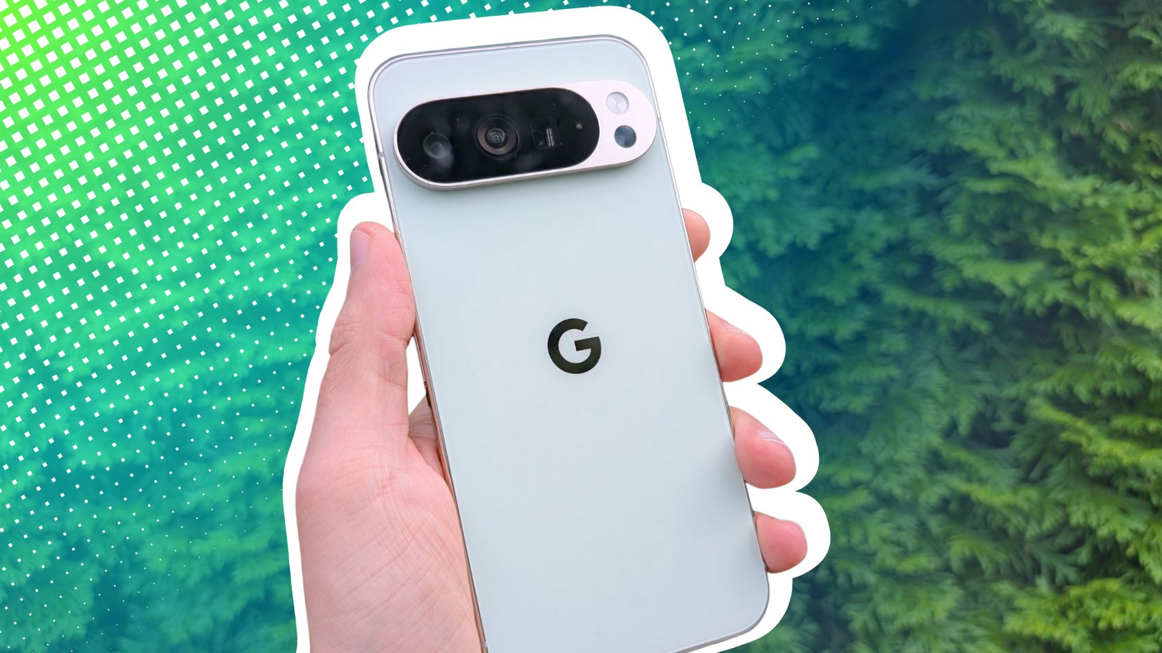 Google Pixel 10 Pro XL in einer Hand vor einer Hecke