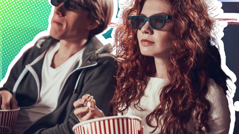 Zwei Personen mit 3D-Brillen sitzen im Kino und schauen konzentriert auf die Leinwand. Die Frau im Vordergrund hat lange, lockige rote Haare und trägt ein weißes Oberteil. Sie hält ein Stück Popcorn in der Hand. Der Mann im Hintergrund trägt eine dunkle Jacke über einem weißen T-Shirt und hält ebenfalls eine Popcorn-Tüte. Der Hintergrund hat eine grafische, stilisierte Bearbeitung mit grünen und weißen Mustern.