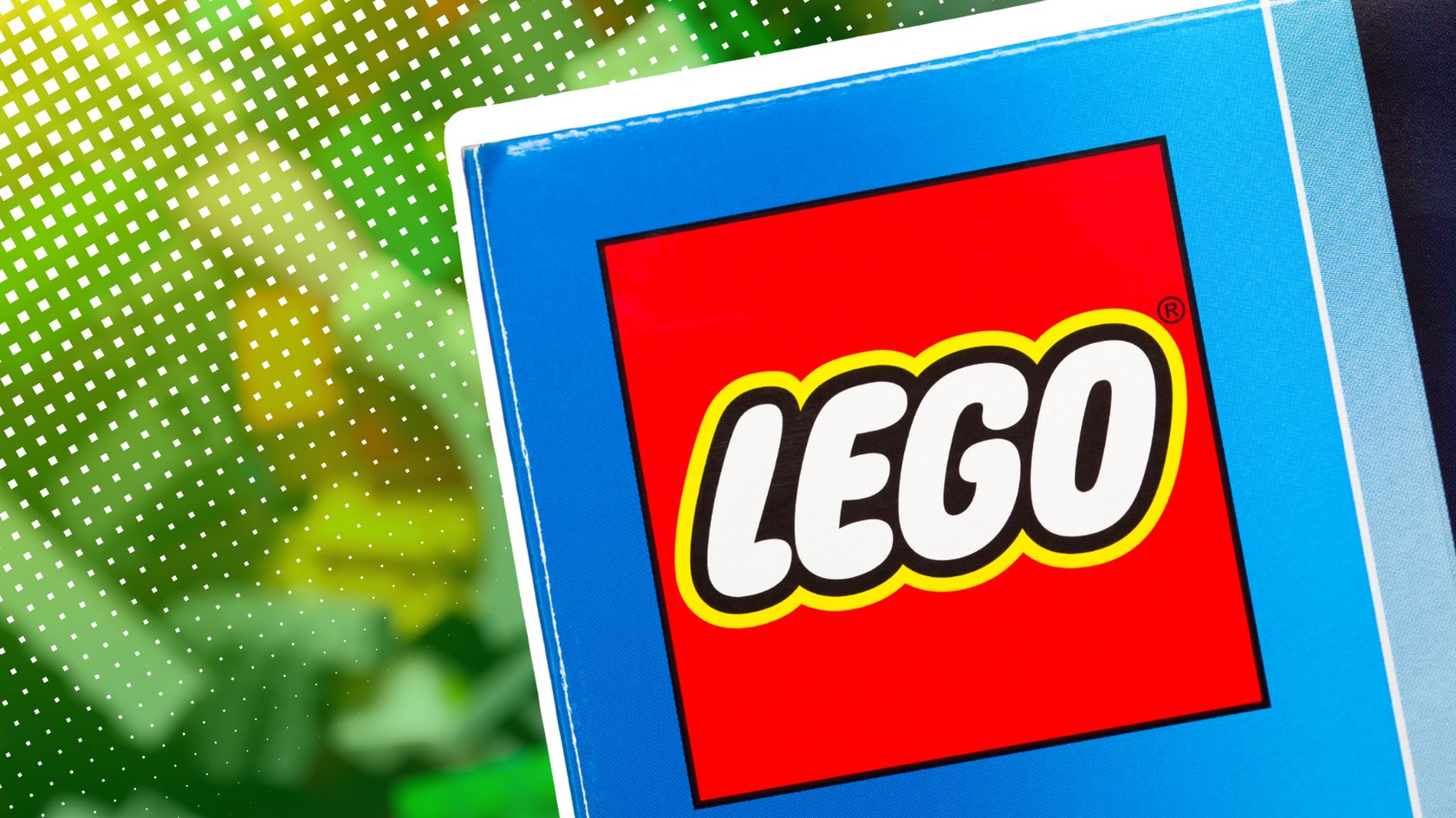 Lego-Verpackung mit dem Lego-Logo, im Hintergrund Lego-Steine.