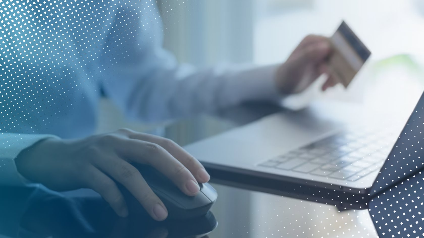 Bildausschnitt eines Oberkörpers und eines Laptops. In den Händen sind die Laptop-Maus und eine Kreditkarte.