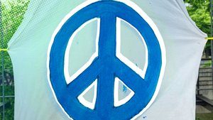 ☮ oder ✌? Das steckt wirklich hinter dem Peace-Symbol – und so schreibt man es ganz einfach am PC oder Handy