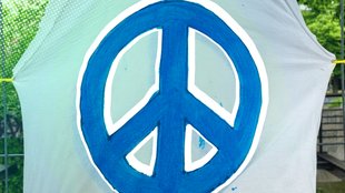 ☮ oder ✌? Das steckt wirklich hinter dem Peace-Symbol – und so schreibt man es ganz einfach am PC oder Handy