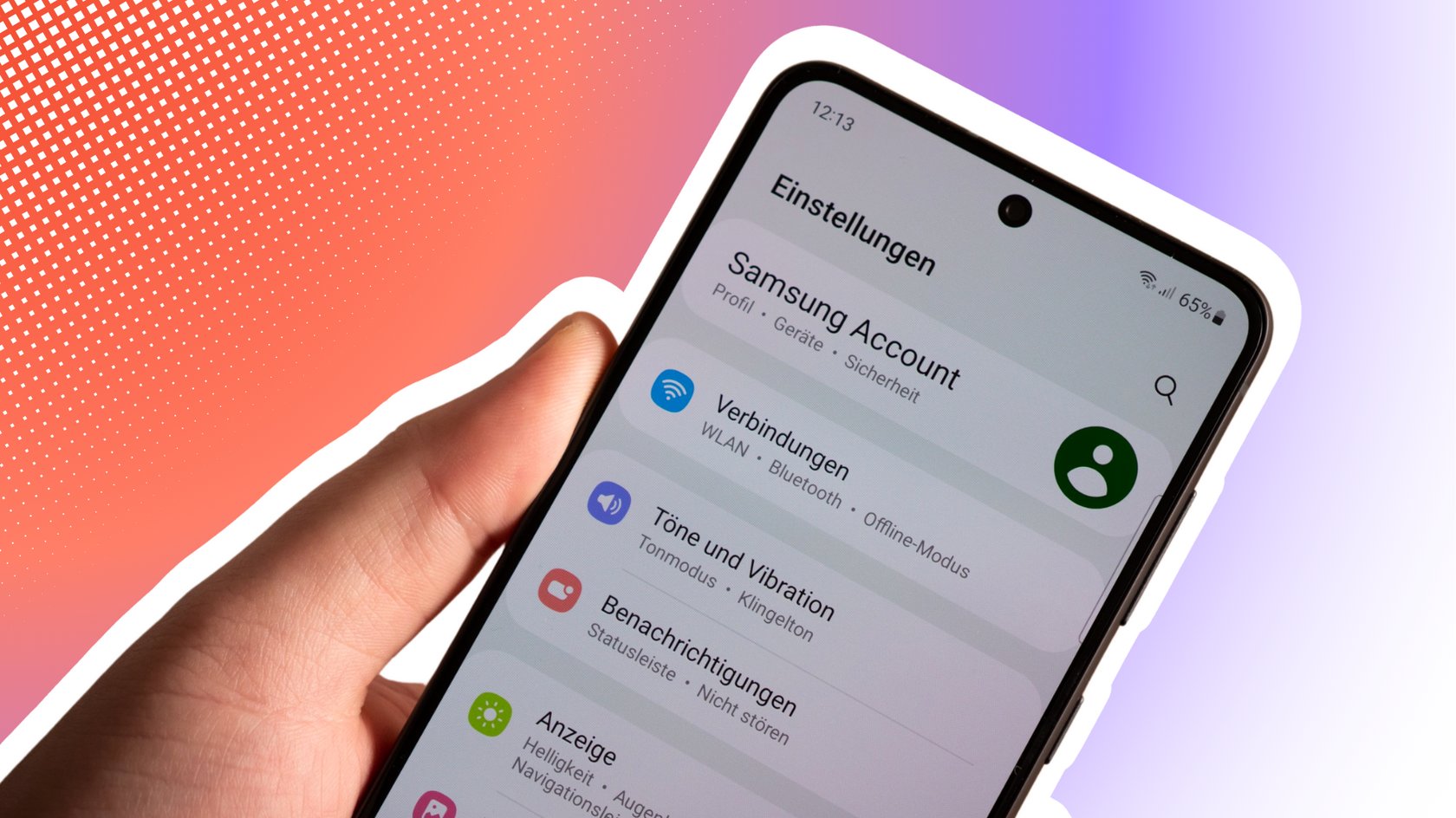 Eine Hand hält ein Smartphone, das die Einstellungs-Seite eines Samsung Accounts anzeigt.