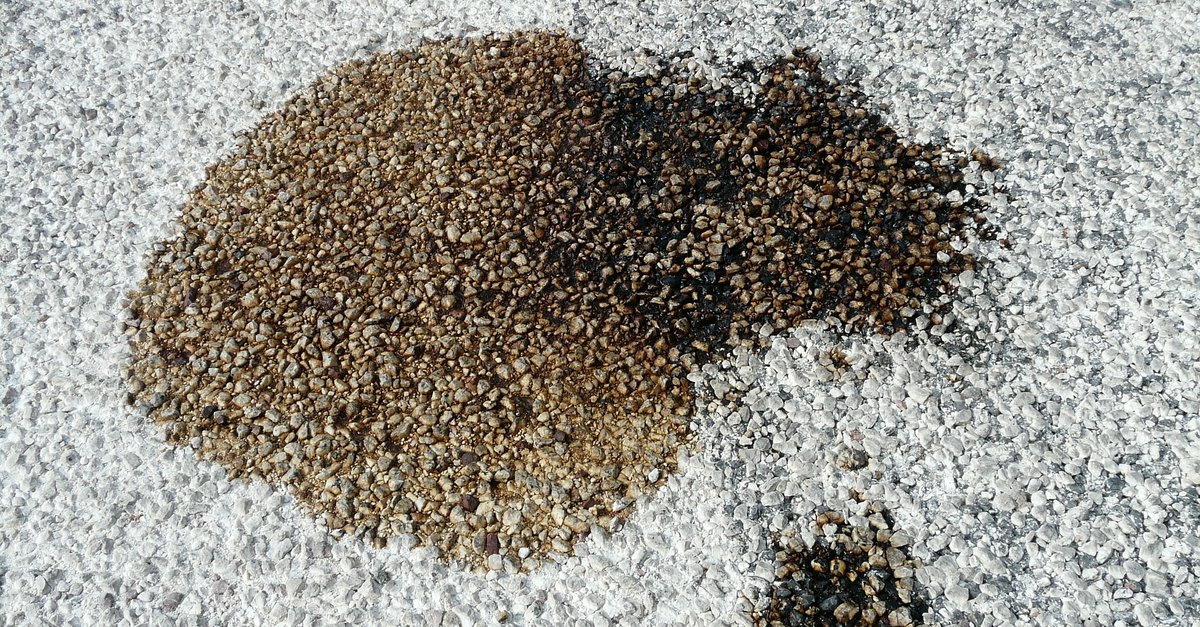 Einen Ölfleck entfernen – schnell und einfach mit Hausmitteln