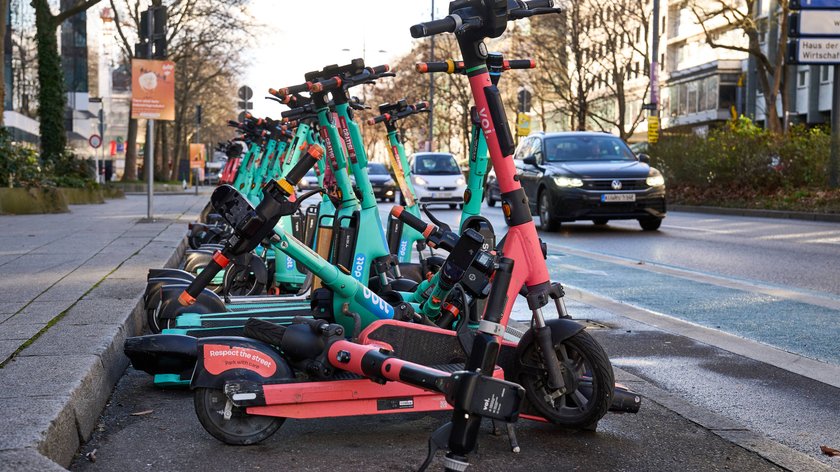 E-Scooter am Straßenrand in Stuttgart.