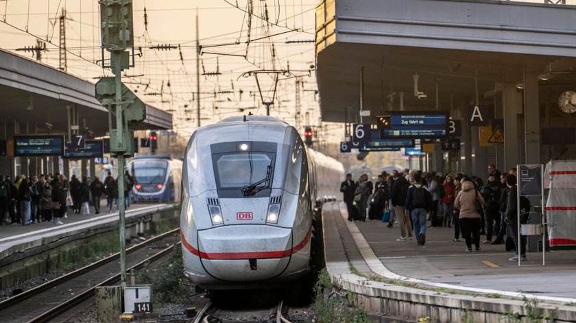 NRW, Deutschland, ICE Zug im Hauptbahnhof von Essen, am Bahnsteig, NRW, Deutschland, Bahnverkehr E HBF *** NRW, Germany, ICE train at Essen main station, on the platform, NRW, Germany, rail traffic E HBF