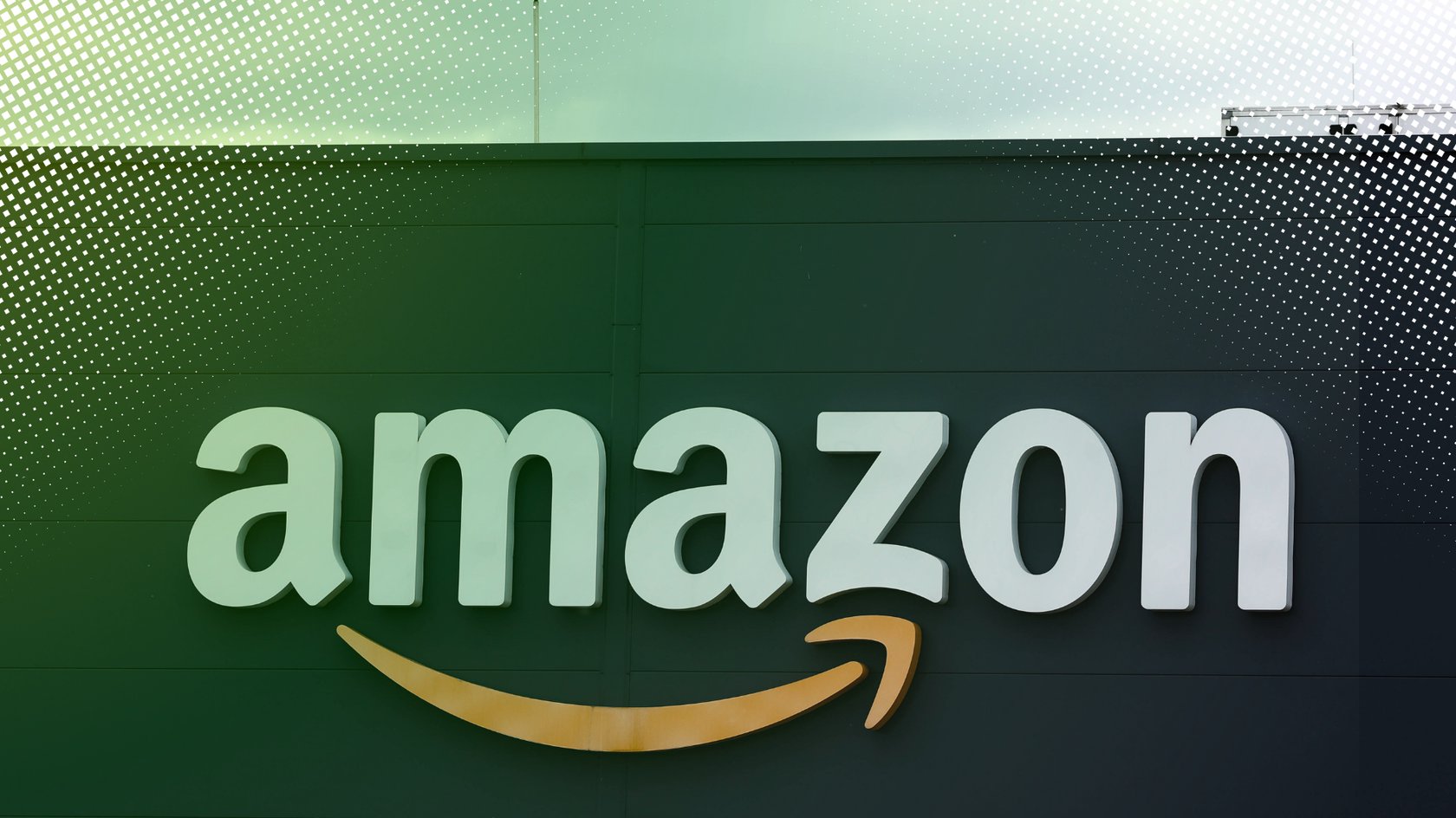 Amazon-Logo auf einem Lagerhaus