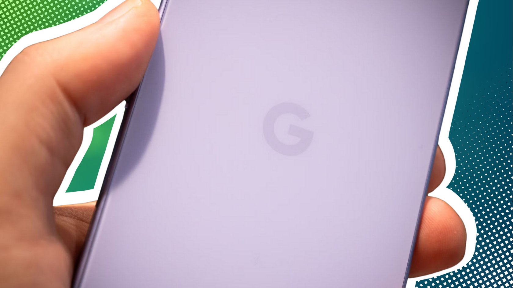Das Bild zeigt eine Hand, die ein fliederfarbenes Google Pixel hält. 