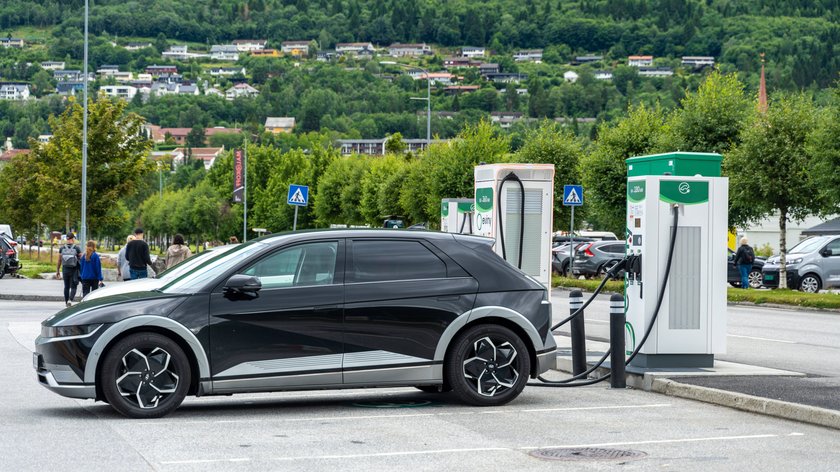 Ein Hyundai Ioniq 5 lädt in Norwegen an einer E-Auto-Ladesäule.