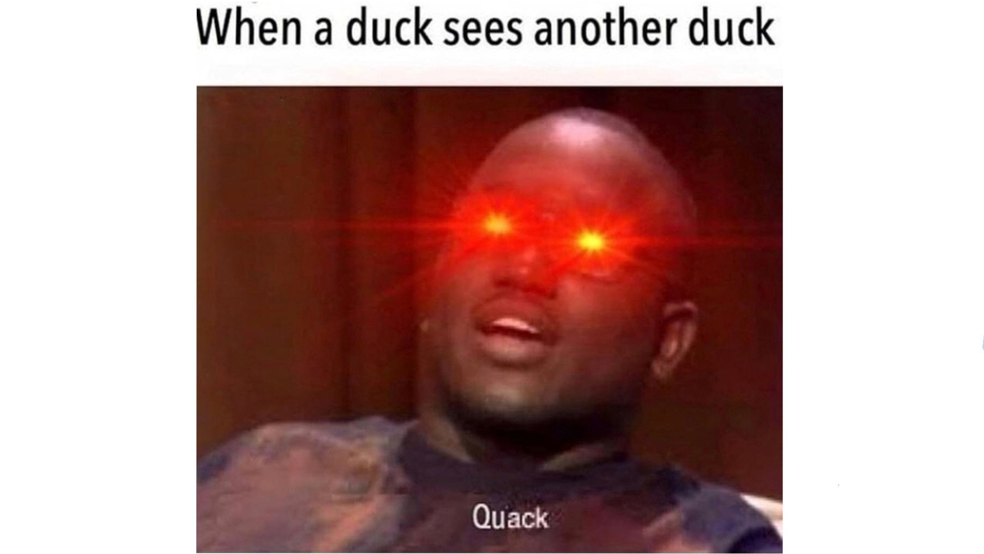 Beispiel für ein Dank Meme. Oben steht: „When a duck sees another duck“, darunter ist die Abbildung eines Mannes mit rot leuchtenden Augen zu sehen. Unten steht „Quack“ 