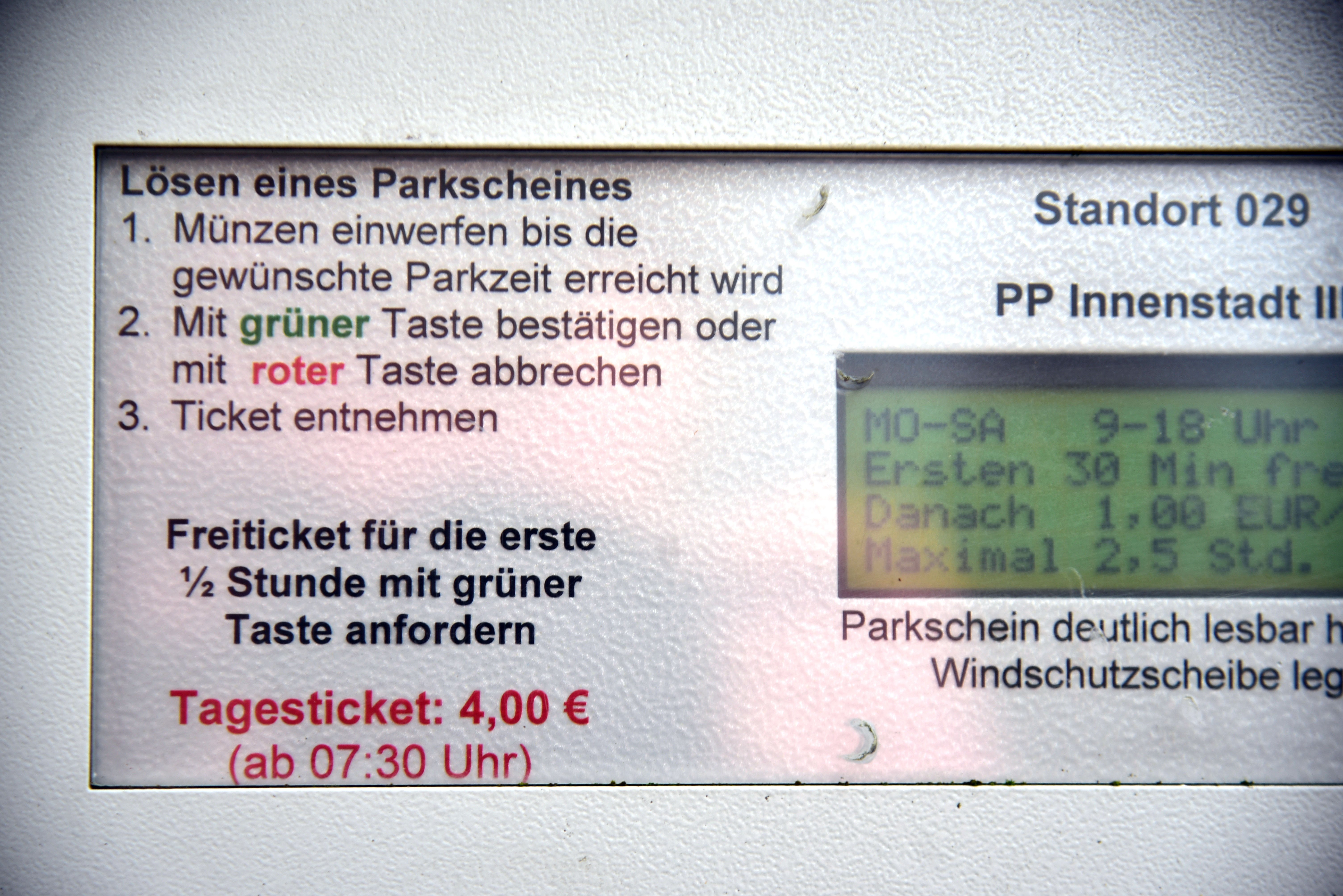 Bei manchen Automaten kann man für kurze Zeit kostenlos parken.