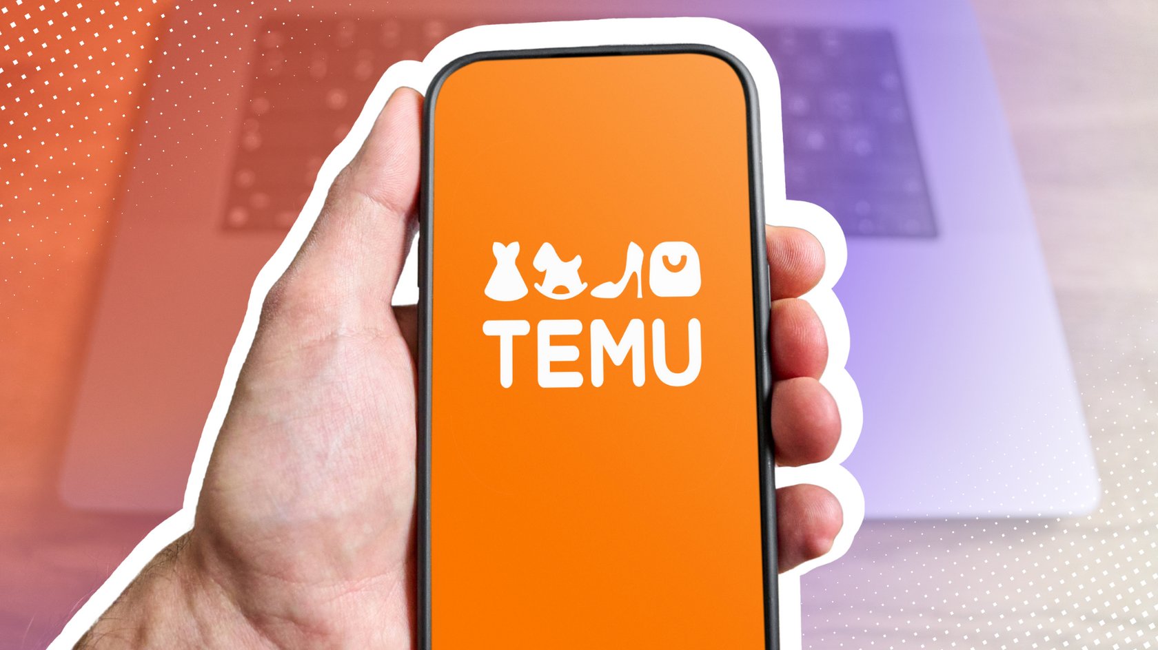 Mann hält ein Smartphone vor einen Laptop Computer mit dem TEMU Logo auf dem Bildschirm.