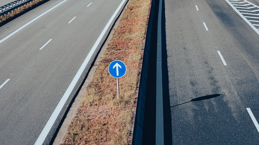 Auf Autobahnen begegnet uns dieses Hinweisschild häufig. 