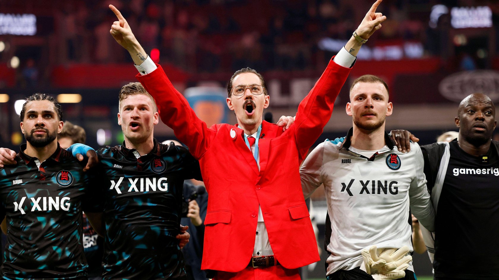 HandOfBlood&#x20;in&#x20;seiner&#x20;Verkleidung&#x20;als&#x20;Pr&#x00E4;sident&#x20;Knabe&#x20;beim&#x20;Baller&#x20;League&#x20;Final&#x20;Four&#x20;2024&#x20;mit&#x20;Spielern&#x20;von&#x20;Eintracht&#x20;Spandau.