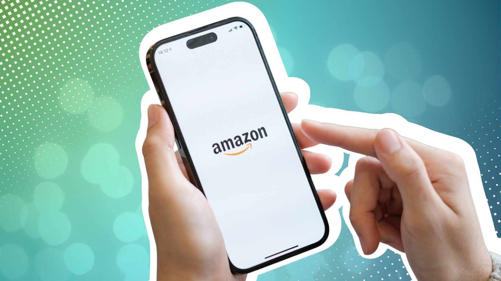 Frau hält iPhone 14 Pro Max mit Amazon-Anwendung auf dem Bildschirm.
