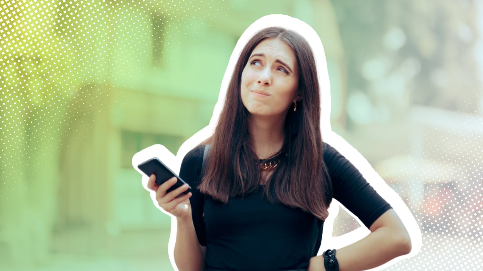 Junge Frau, die ihr Smartphone festhält und einen fragenden Gesichtsausdruck hat.