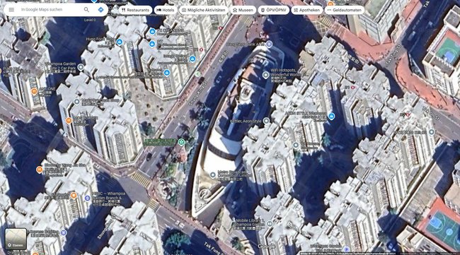 Das Schiff steht mitten in Hongkong.