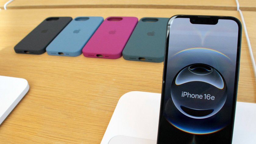Wer es gern farbig mag, muss beim iPhone 16e auf die Hülle setzen.